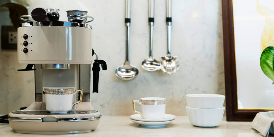 Home coffee brewer and cups 